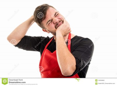 employeur-masculin-de-supermarché-jugeant-principal-comme-étirer-son-cou-103056862.jpg