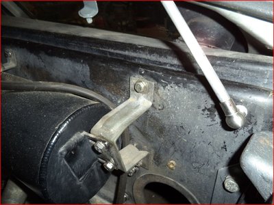 Bequille capot moteur coté droit ball stud et ball socket.JPG