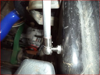 Bequille capot moteur coté droit ball stud et ball socket détail.JPG
