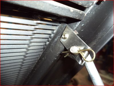 Bequille capot moteur coté droit détail fixation attache .JPG
