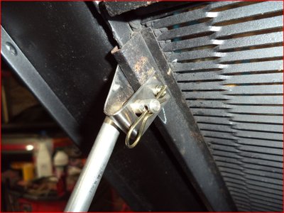 Bequille capot moteur coté gauche détail fixation attache .JPG